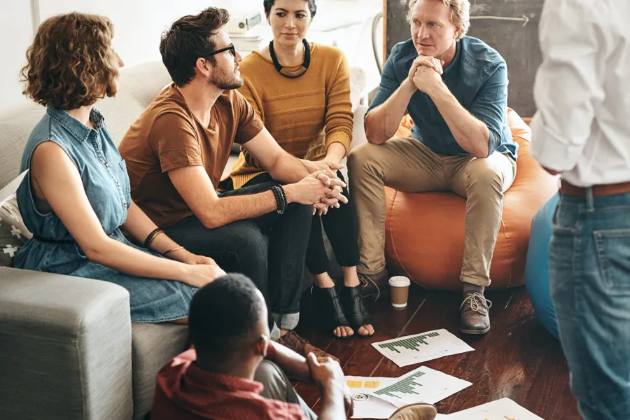 En gruppe voksne som diskuterer ideer