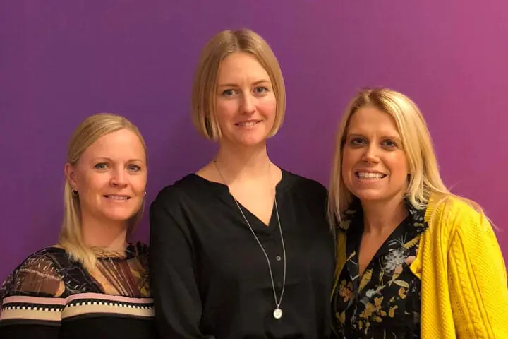 En gruppe kvinner som smiler