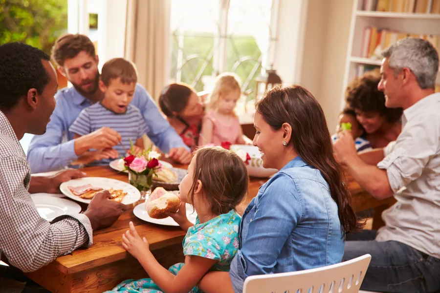 Bilde av familie ved middagsbordet